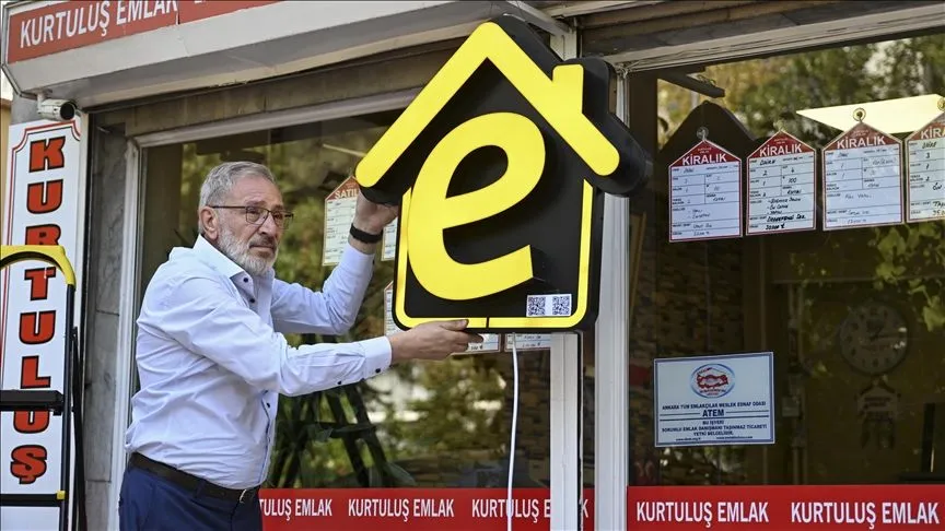 Yetkili emlak ofislerine "e" tabelaların asılmasına başlandı