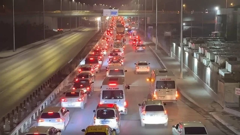 İstanbul'da Gece Trafiğini Etkileyecek Karar: D-100 Üzerindeki Nokta 8 Saat Kapatılıyor