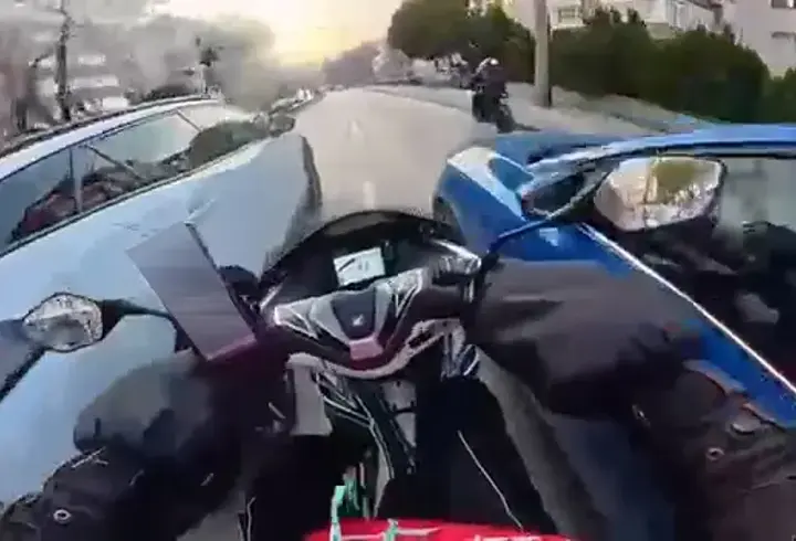 Araçların arasından geçmeye kalkan kurye böyle kaza yaptı