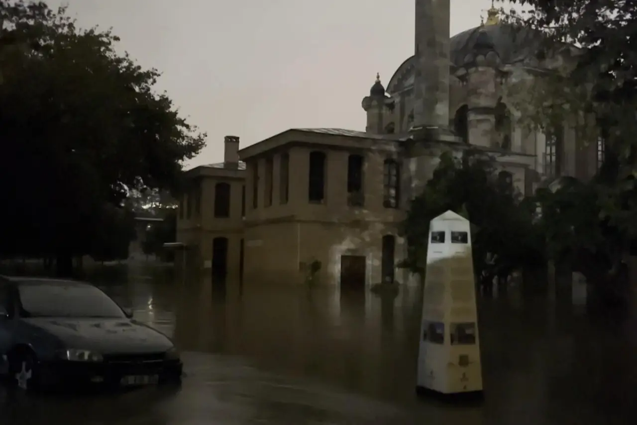 Kağıthane Deresi Taştı, Tarihi Sadabat Cami Suyla Doldu
