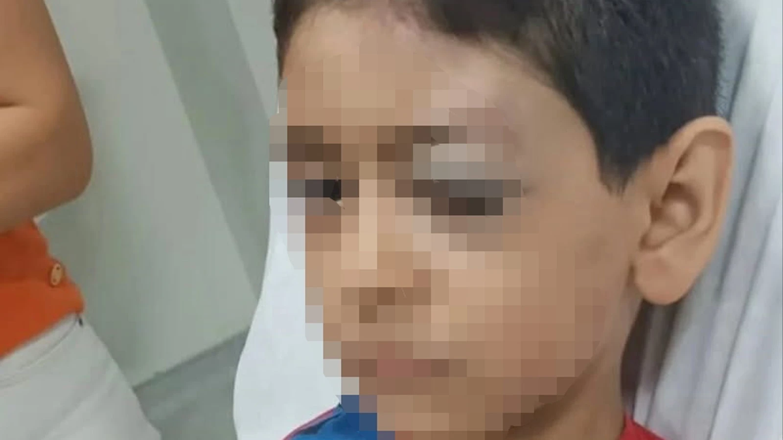 Polis memuru, oğluyla tartışan küçük çocuğu hastanelik etti