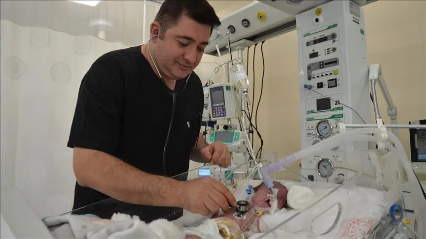 Minik Eva Nehir yapay kalp zarıyla sıkıntılarından kurtuldu 