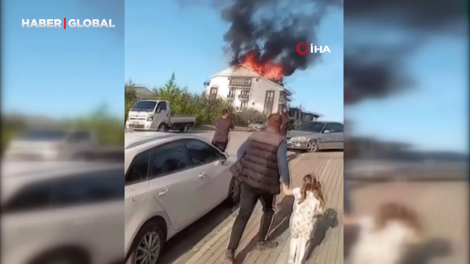 Çatı alev alev yandı, bina sakinleri gözyaşları içinde izledi