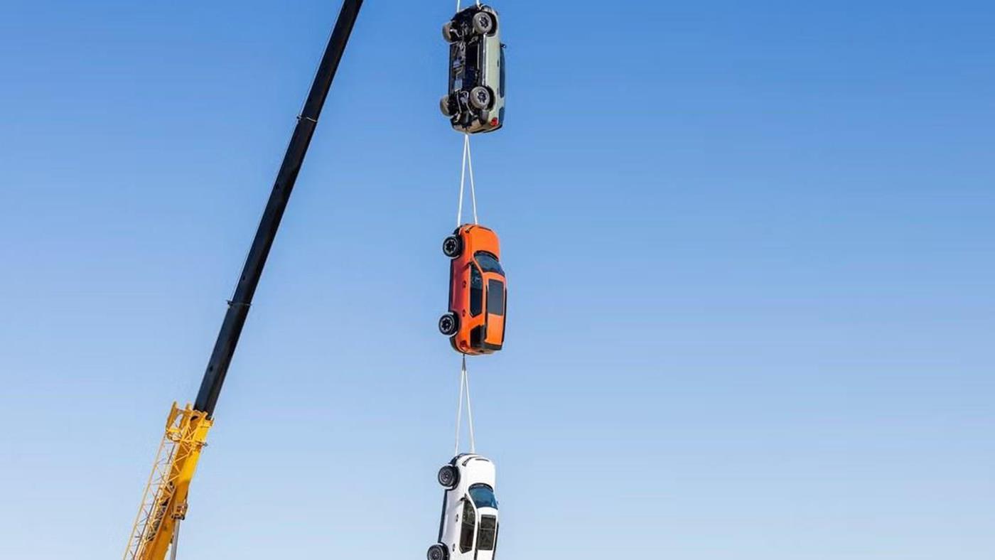 Honda'dan ilginç dayanıklılık testi: Üç arazi aracını vince astı