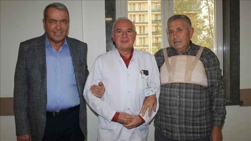 Bir gün arayla bypass ameliyatı olan ağabey ile kardeş taburcu edildi