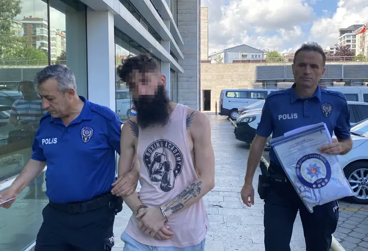Yeğeniyle sevgili olduğu için kapısına geleni bıçakladı