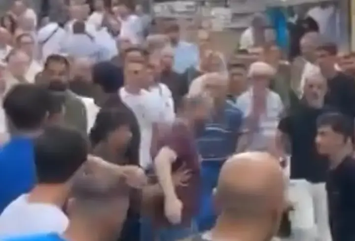 Esnaflar birbirine girdi: Tekmeler yumruklar havada uçtu