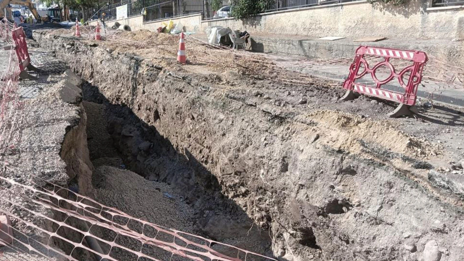 Elektrik akımına kapılan belediye işçisi hastaneye kaldırıldı