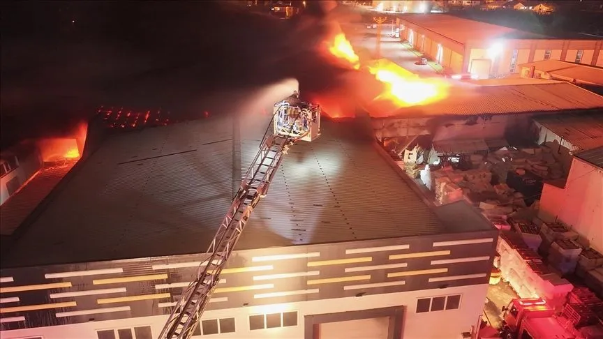 Düzce'de strafor fabrikasında çıkan yangın kontrol altına alındı