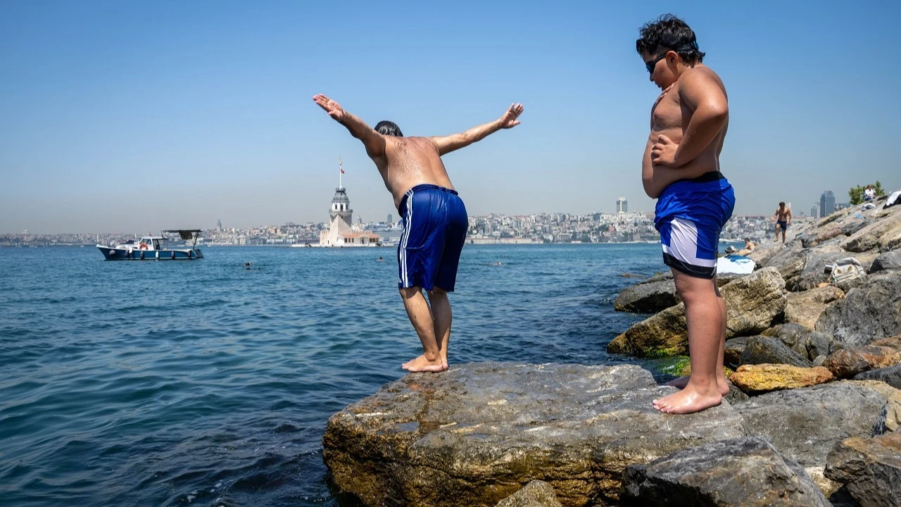 İstanbul yanıyor! Serinlemek isteyenler denize koştu