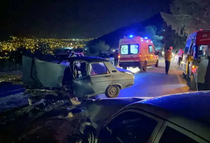 Adana'da iki otomobil kafa kafaya çarpıştı: 7 yaralı