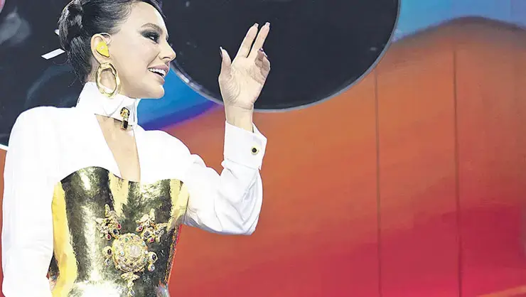 Ebru Gündeş'in Sahne Tarzı Dikkat Çekti! Assala Nasri'nin Hediyesini Giydi
