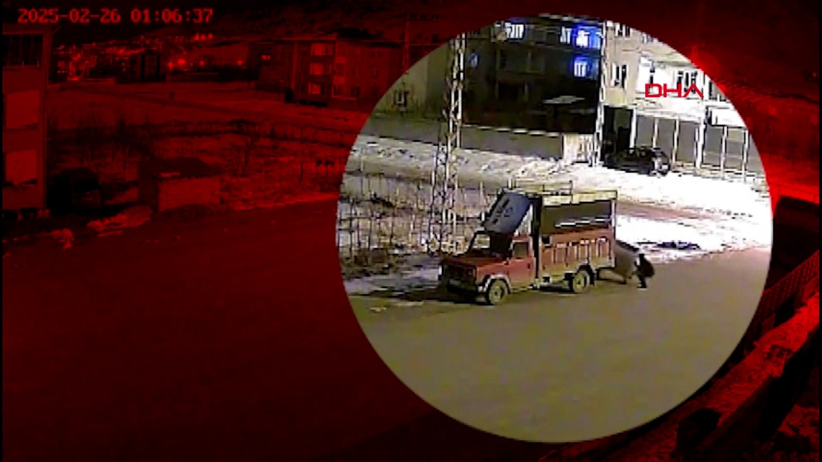 Belediyenin çöp konteynerini kamyonete yükleyip böyle çaldılar!