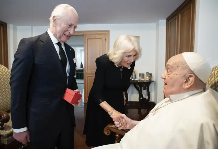 Kral Charles ve Kraliçe Camilla'dan Papa'ya ziyaret
