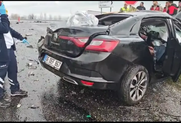 TIR ile otomobil çarpıştı; 2 ölü, 1 yaralı