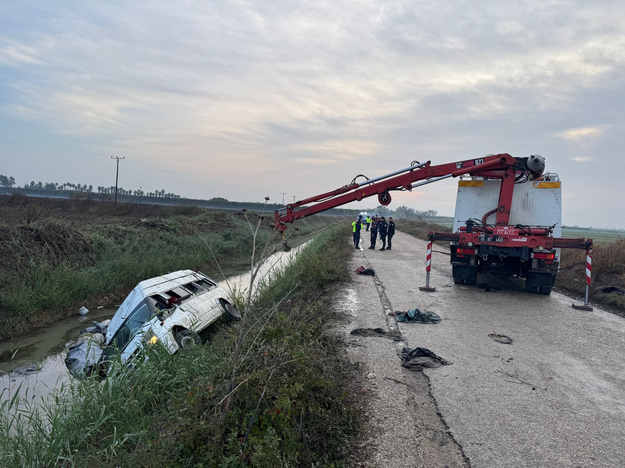 İşçileri taşıyan minibüs sulama kanalına devrildi: 18 yaralı