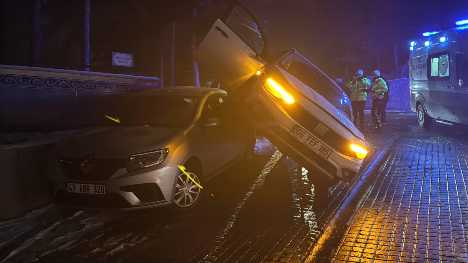Kütahya'da kayan otomobil bir başka otomobilin üstüne çıktı