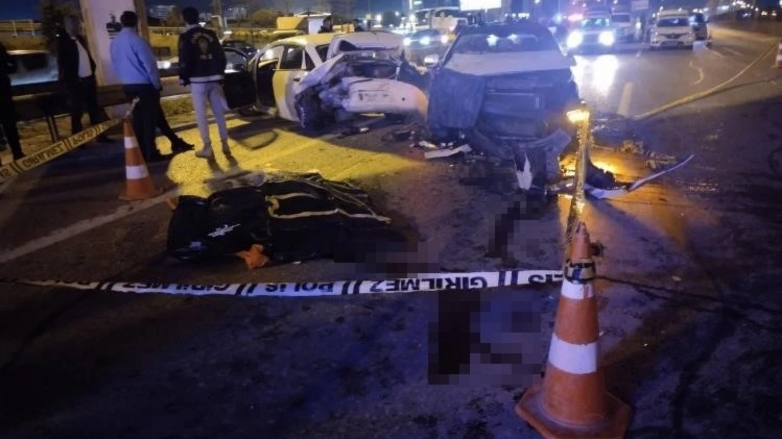 Kadıköy'de emniyet şeridindeki sürücüye otomobil çarptı: 1 ölü