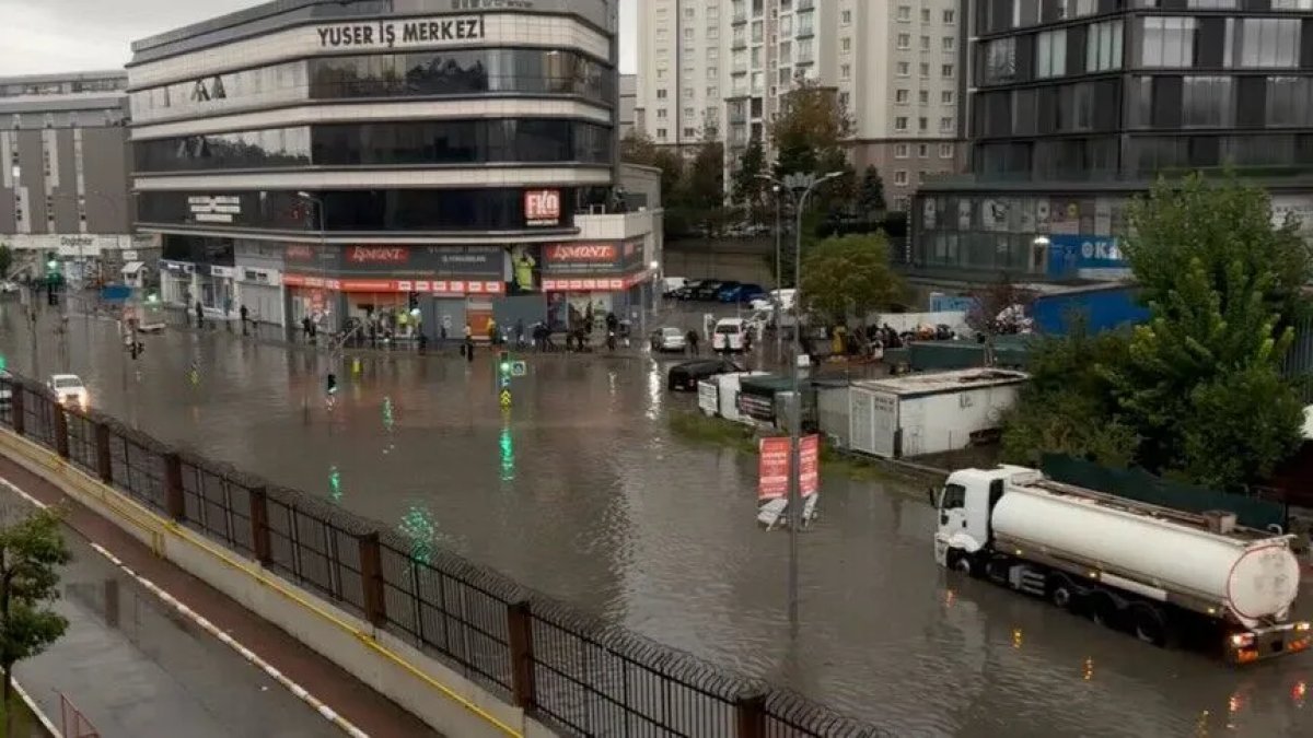 Akom Uyardı: İstanbul’da Cumartesi Yağışlar Şiddetlenecek