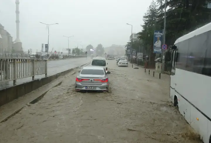 Trabzon'da şiddetli yağış hayatı felç etti: Yollar göle döndü