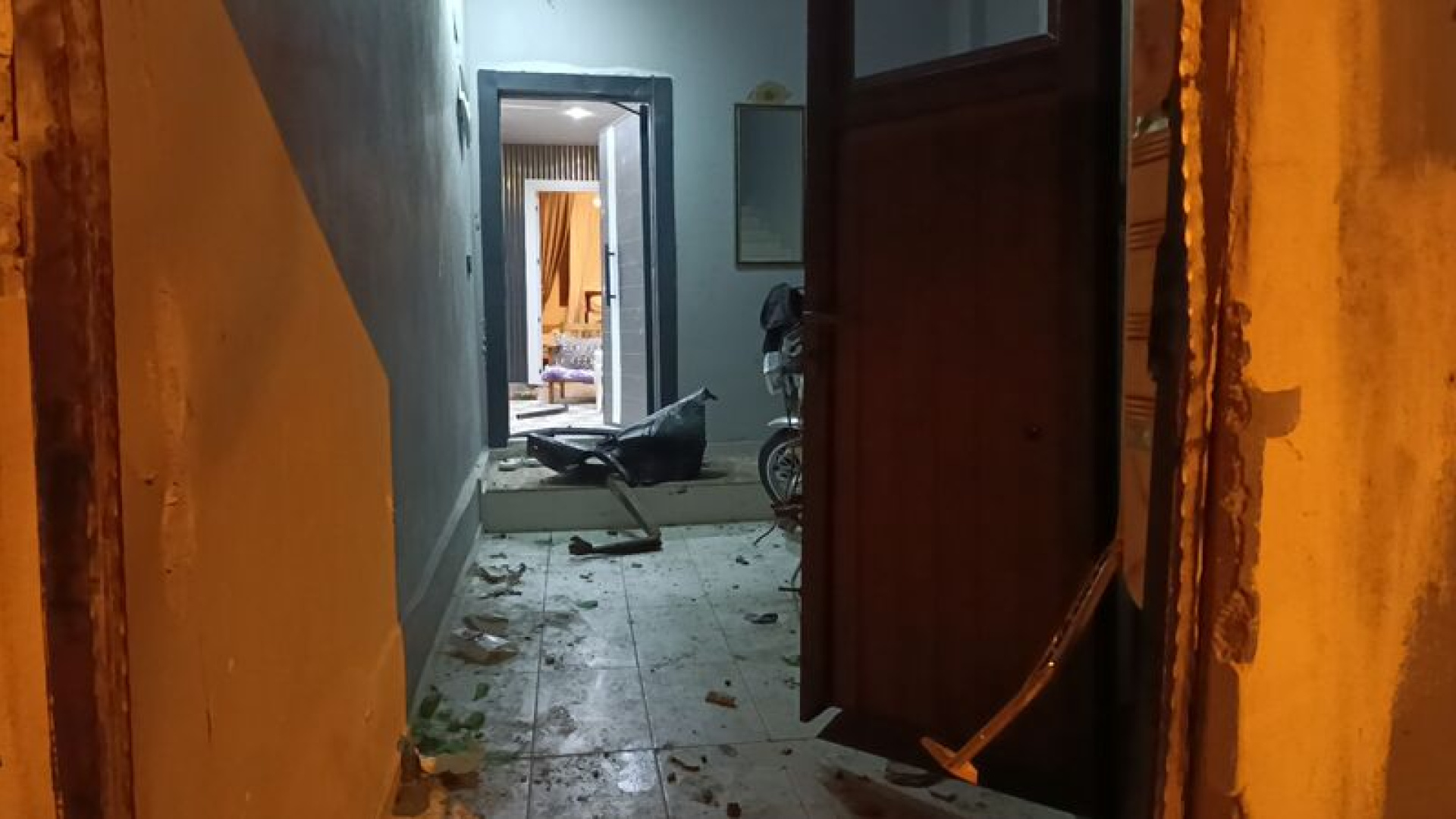 Adana’da Bir Eve El Yapımı Patlayıcı Atıldı
