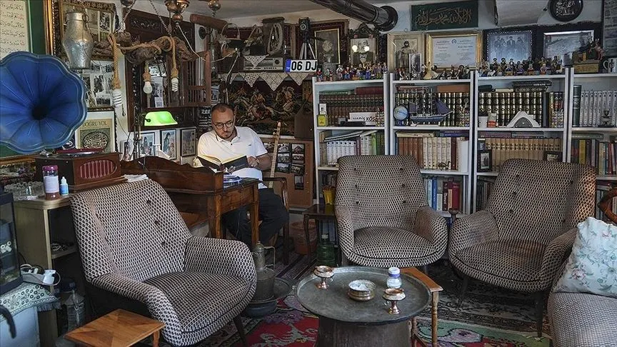Çeyiz sandığıyla başlayan merak 220 parçalık antika koleksiyonuna dönüştü