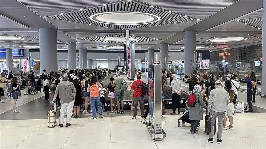 İstanbul'daki havalimanlarında tatil yoğunluğu başladı