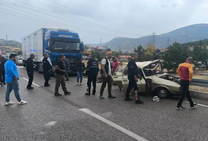 2 otomobil ile TIR çarpıştı: 2 ölü, 3 yaralı