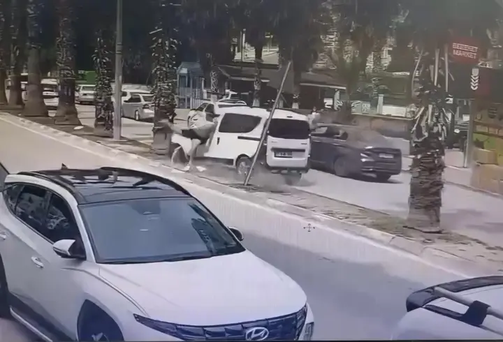 Hafif ticari araç önce refüjdeki yayaya, ardından da ağaca çarptı; kaza anı kamerada