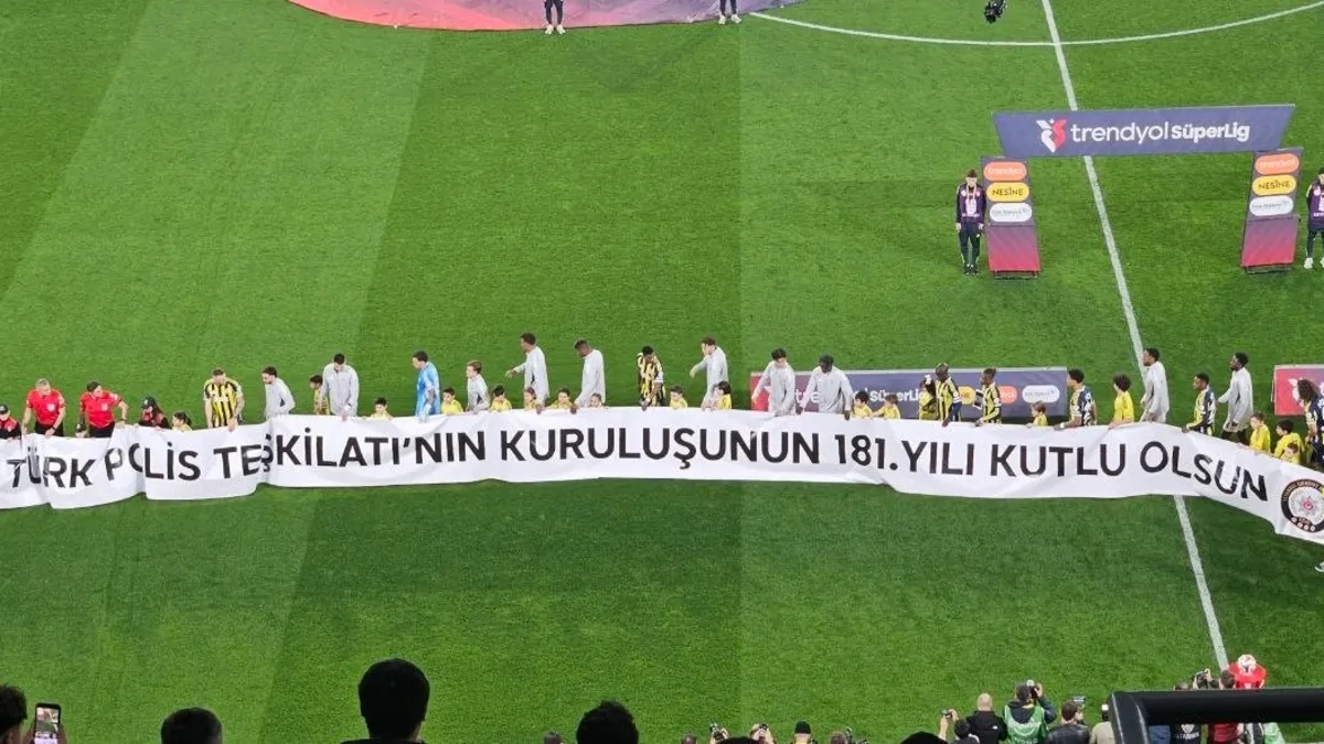 Kadıköy'de Türk Polis Teşkilatı'nın 181. yılına özel pankart!
