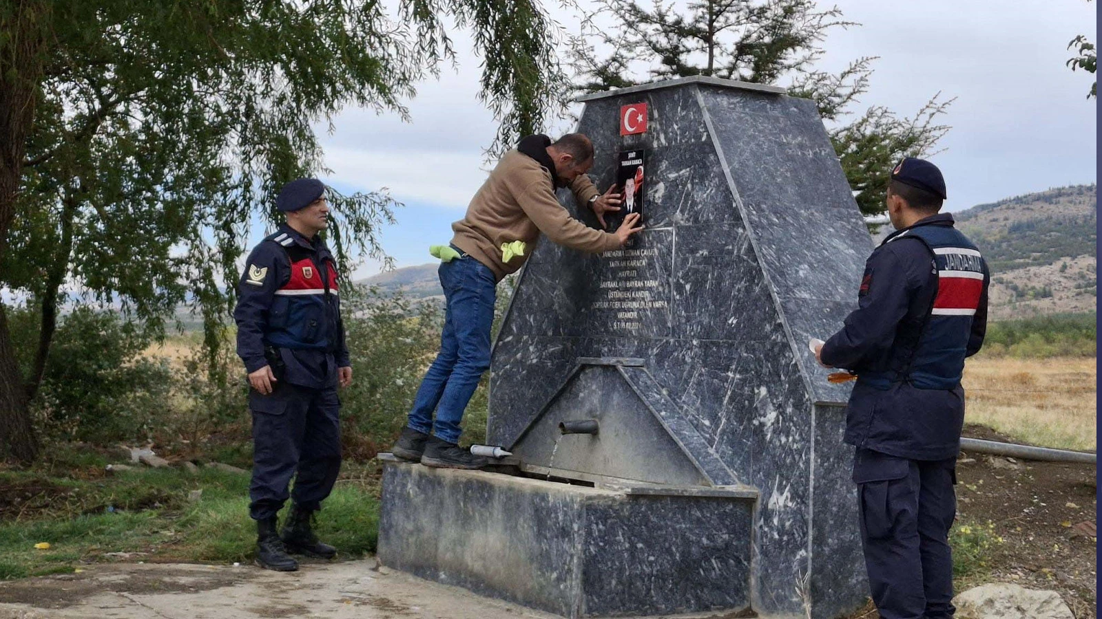 Şehit anısına yapılan çeşmeye ve Türk bayrağına çirkin saldırı
