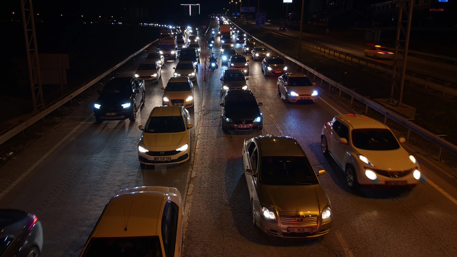 Bayram bitti, tatilciler mega kentlere akın etti: Kuyruk oluştu