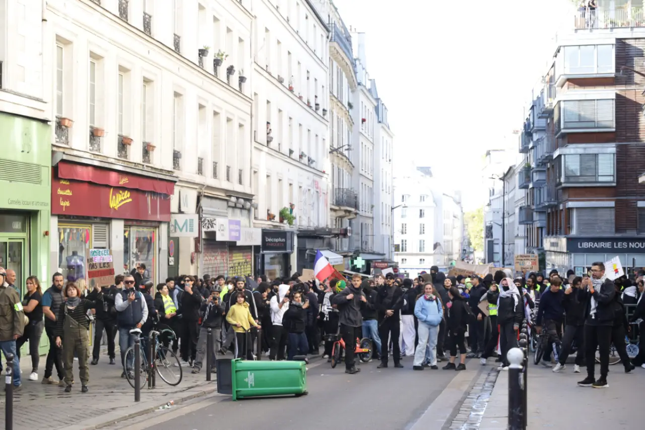 Fransa'da Sarı Yelekliler Yeniden Sokağa Çıktı: Ülke Genelinde Protesto Çağrısı
