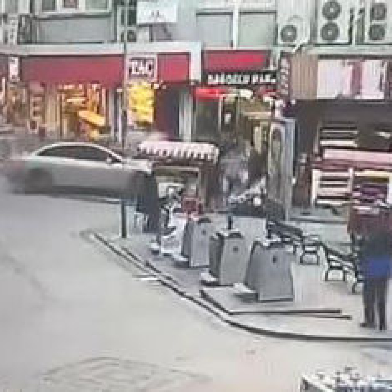 Önce motosiklete sonra dükkan önüne çarptı!