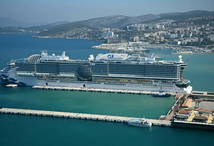 Kuşadası'na kruvaziyerle 4 bin 12 turist geldi