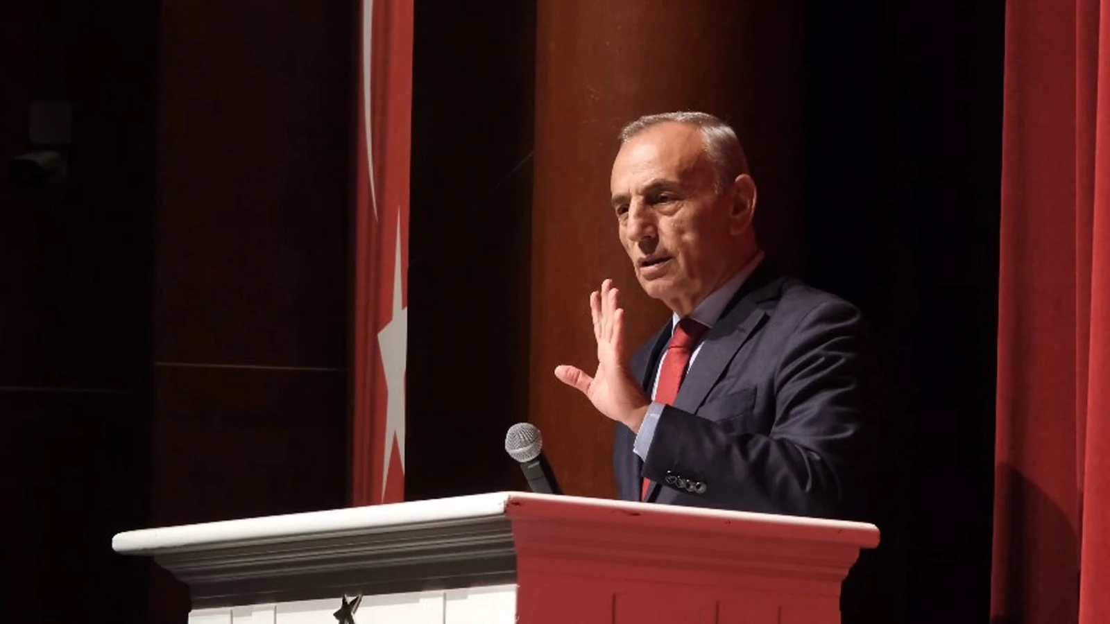 Küçükçekmece Belediye Başkanı program sırasında depreme yakalandı! O anlar kamerada