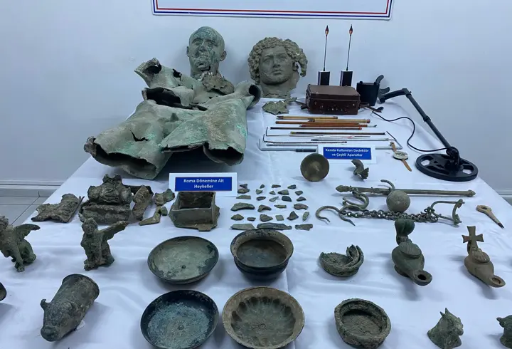 Bayburt’ta 156 adet tarihi eser ele geçirildi; operasyon anı kamerada