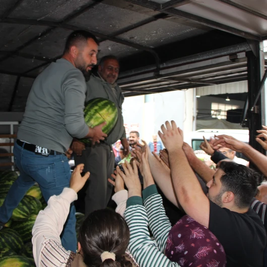 Pazarcı Sezonun Son Ürünlerini Hayrına Dağıttı: 10 Ton Karpuz 5 Dakikada Tükendi