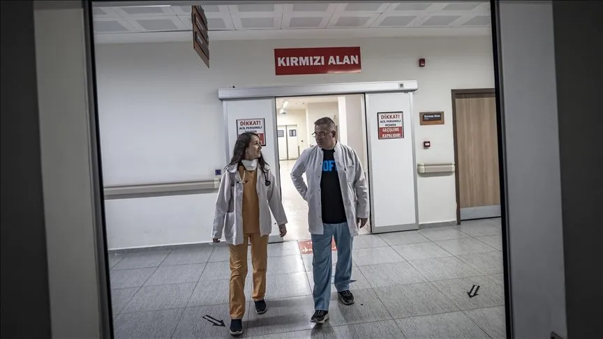 "Kıdemli-çömez" tartışması evlilikle biten doktorlar acilde hayat kurtarıyor