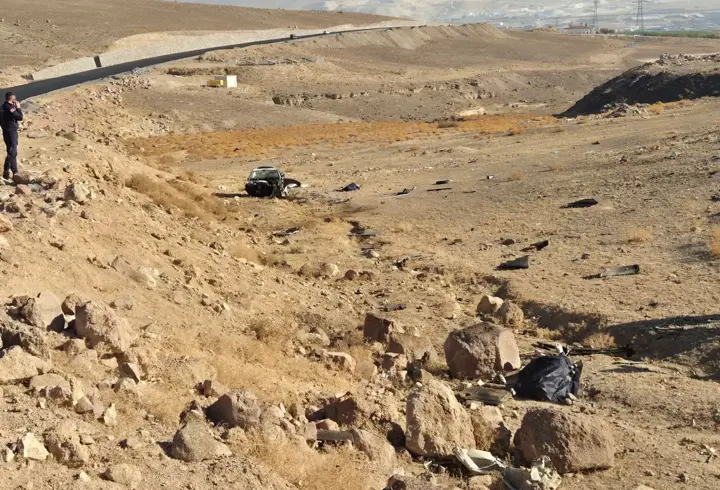 Niğde'de otomobil şarampole yuvarlandı: 2 ölü,1 yaralı