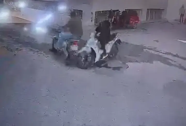Hatay'da iki motosikletin çarpıştığı kaza kamerada