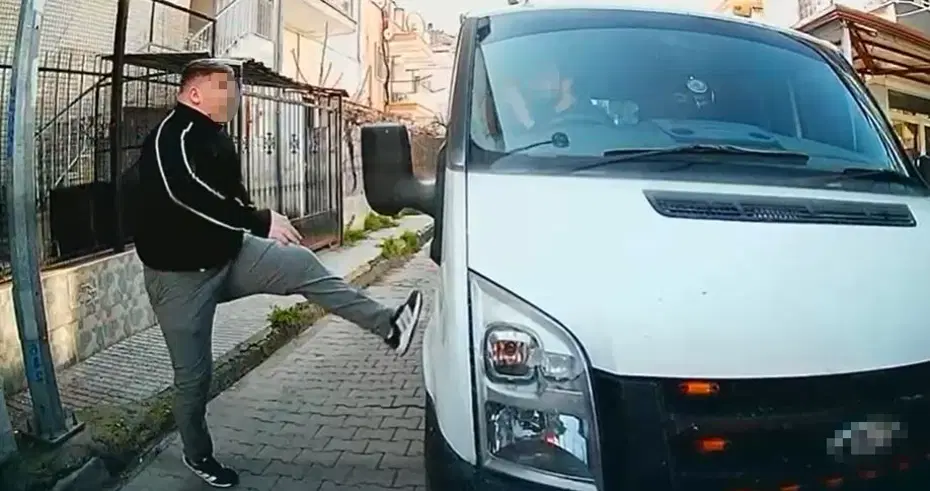 Trafik dehşeti: Aracı yumruklayıp sürücüyü kavgaya çağırdı