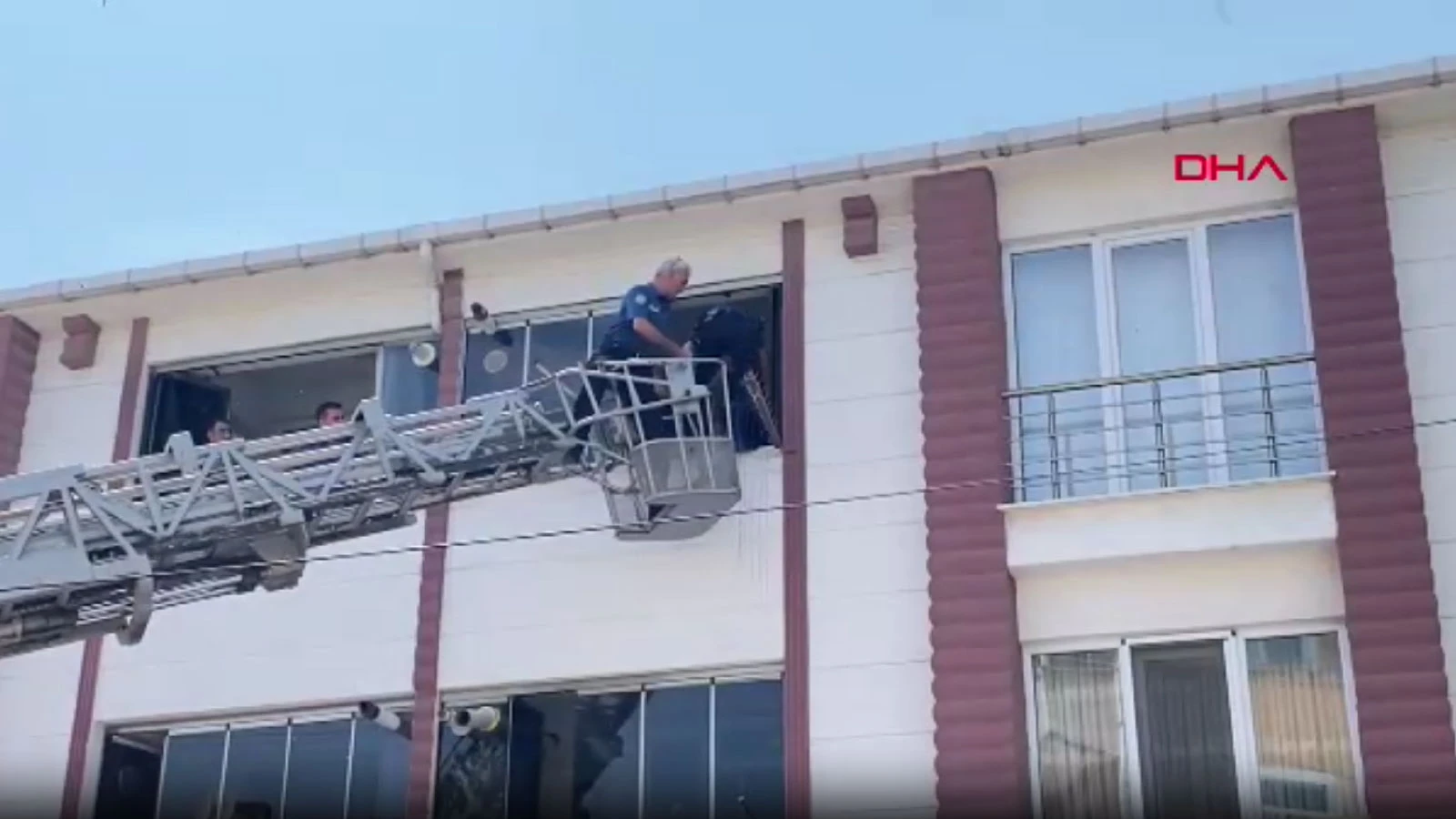 Tekirdağ'da eşiyle kavga eden erkek, 4 aylık bebeğini camdan aşağı atmaya kalkıştı