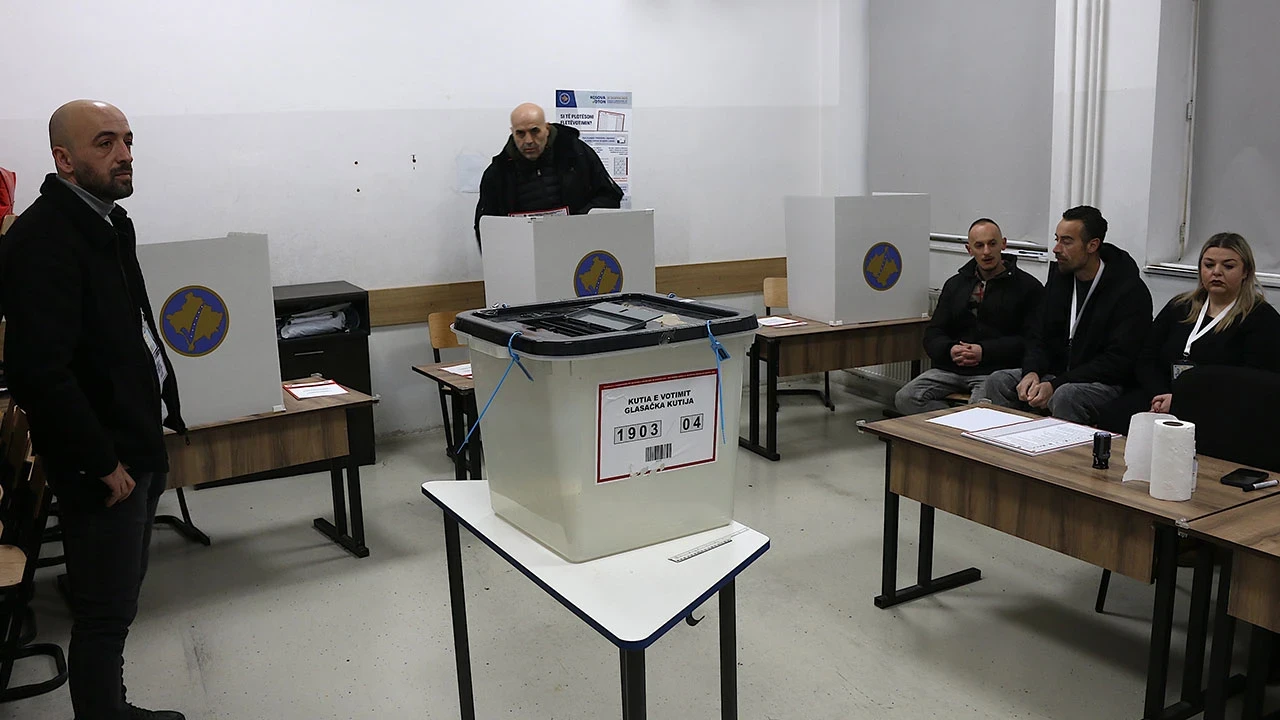 Kosova'da seçmenler, erken genel seçim için sandık başına gitti