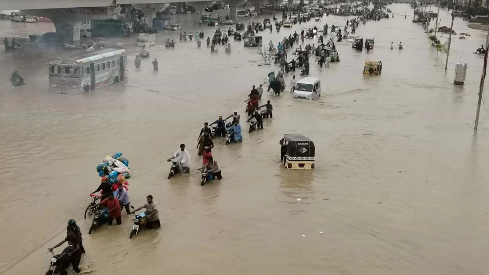 Pakistan'daki sellerde şimdiye kadar 1002 kişi hayatını kaybetti