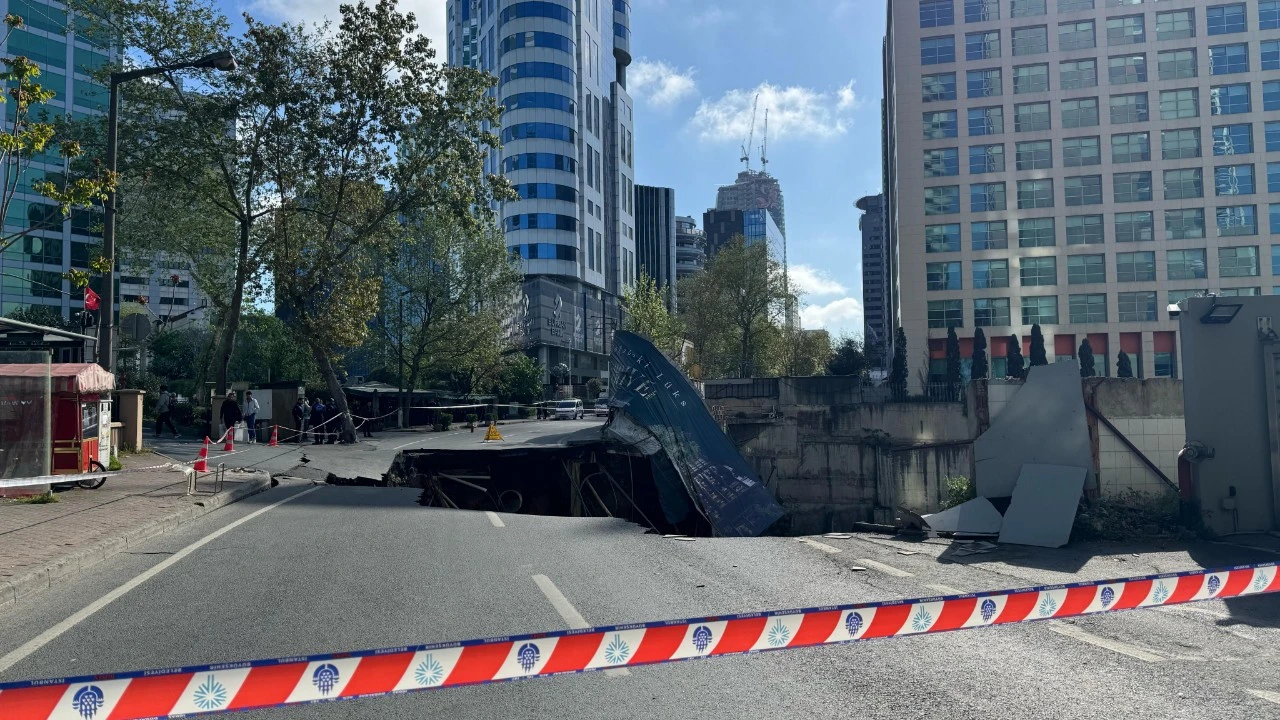 Maslak'ta yol çöktü! Eski Büyükdere Caddesi trafiğe kapandı