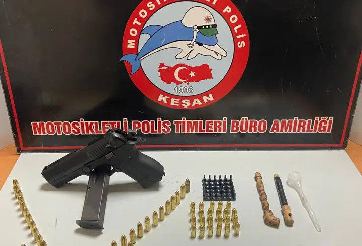 Edirne’de araçta ruhsatsız tabanca, mermi ve uyuşturucu ele geçirildi 