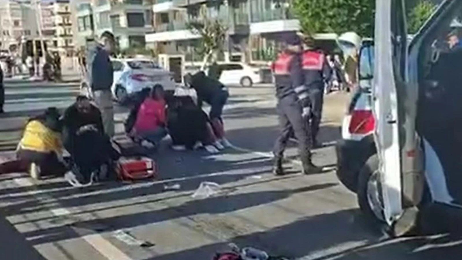 Antalya'da otomobil ile üçteker çarpıştı: 2 ölü, 1 yaralı