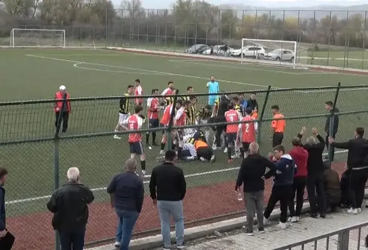 Dili boğazına kaçan futbolcuya, hakemden hayati müdahale
