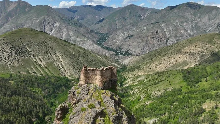 Erzurum'da sarp kayalık üzerindeki tescilli Hırçer Kalesi yüzyıllardır ayakta